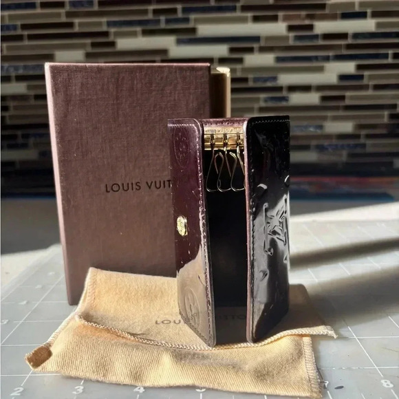 Authentic Louis Vuitton Vernis 4 Key holder. Burgundy wine color. - Picture 5 of 7